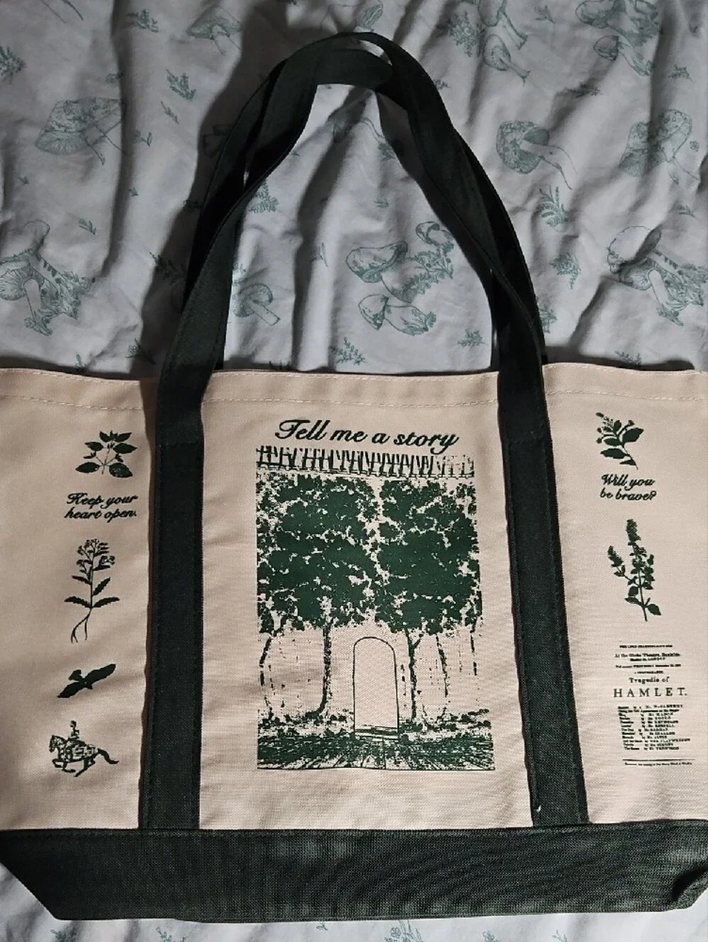 Hamnet Canvas Tote Bag in Cream and Dark Green